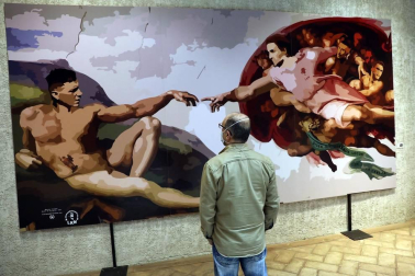El creador ha protagonizado su primera rueda de prensa y mantiene el anonimato dos años después de comenzar su carrera como artista gráfico.