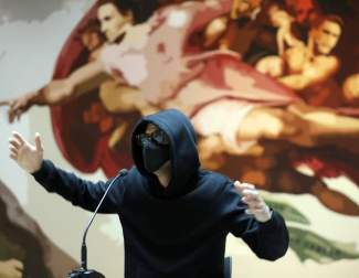 El creador ha protagonizado su primera rueda de prensa y mantiene el anonimato dos años después de comenzar su carrera como artista gráfico.