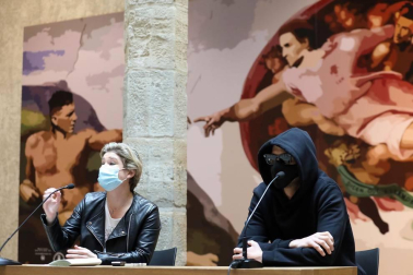 El creador ha protagonizado su primera rueda de prensa y mantiene el anonimato dos años después de comenzar su carrera como artista gráfico.