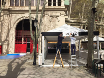 Los bares que han colocado terrazas para atender al público en el exterior del coso taurino ultiman los trabajos antes de la apertura, el 1 de abril.
