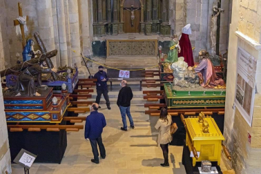 Voluntarios de la Cofradía de la Vera Cruz asistieron a los visitantes en la jornada de puertas abiertas para poder apreciar los pasos religiosos este Jueves Santo, 1 de abril.