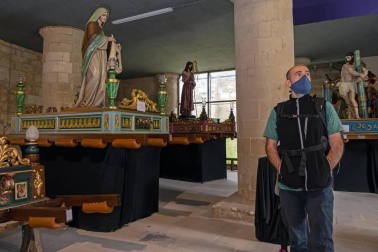 Voluntarios de la Cofradía de la Vera Cruz asistieron a los visitantes en la jornada de puertas abiertas para poder apreciar los pasos religiosos este Jueves Santo, 1 de abril.