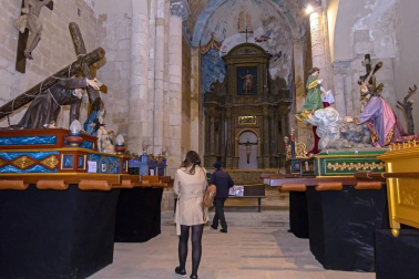 Voluntarios de la Cofradía de la Vera Cruz asistieron a los visitantes en la jornada de puertas abiertas para poder apreciar los pasos religiosos este Jueves Santo, 1 de abril.