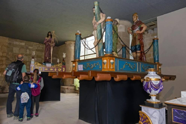 Voluntarios de la Cofradía de la Vera Cruz asistieron a los visitantes en la jornada de puertas abiertas para poder apreciar los pasos religiosos este Jueves Santo, 1 de abril.