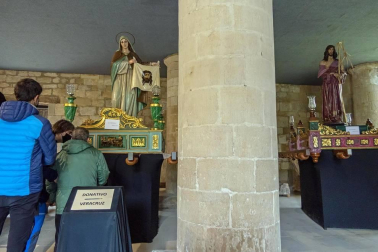 Voluntarios de la Cofradía de la Vera Cruz asistieron a los visitantes en la jornada de puertas abiertas para poder apreciar los pasos religiosos este Jueves Santo, 1 de abril.