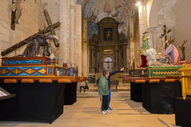Voluntarios de la Cofradía de la Vera Cruz asistieron a los visitantes en la jornada de puertas abiertas para poder apreciar los pasos religiosos este Jueves Santo, 1 de abril.