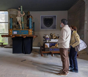 Voluntarios de la Cofradía de la Vera Cruz asistieron a los visitantes en la jornada de puertas abiertas para poder apreciar los pasos religiosos este Jueves Santo, 1 de abril.