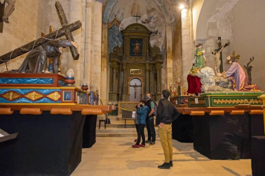 Voluntarios de la Cofradía de la Vera Cruz asistieron a los visitantes en la jornada de puertas abiertas para poder apreciar los pasos religiosos este Jueves Santo, 1 de abril.