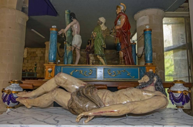 Voluntarios de la Cofradía de la Vera Cruz asistieron a los visitantes en la jornada de puertas abiertas para poder apreciar los pasos religiosos este Jueves Santo, 1 de abril.