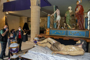 Voluntarios de la Cofradía de la Vera Cruz asistieron a los visitantes en la jornada de puertas abiertas para poder apreciar los pasos religiosos este Jueves Santo, 1 de abril.