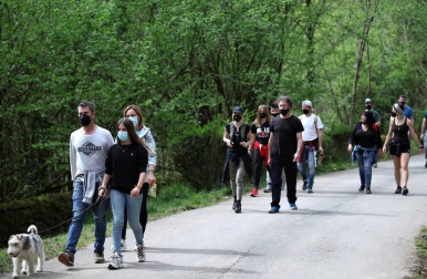 Los amantes de la naturaleza aprovecharon este Jueves Santo, 1 de abril, para visitar el Señorío de Bertiz donde se reanudaron los senderos cerrados antes por las medidas contra el coronavirus.