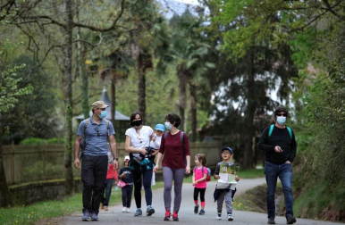Los amantes de la naturaleza aprovecharon este Jueves Santo, 1 de abril, para visitar el Señorío de Bertiz donde se reanudaron los senderos cerrados antes por las medidas contra el coronavirus.