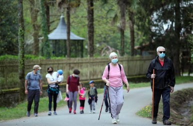 Los amantes de la naturaleza aprovecharon este Jueves Santo, 1 de abril, para visitar el Señorío de Bertiz donde se reanudaron los senderos cerrados antes por las medidas contra el coronavirus.