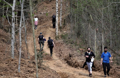 Los amantes de la naturaleza aprovecharon este Jueves Santo, 1 de abril, para visitar el Señorío de Bertiz donde se reanudaron los senderos cerrados antes por las medidas contra el coronavirus.