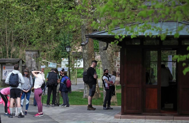 Los amantes de la naturaleza aprovecharon este Jueves Santo, 1 de abril, para visitar el Señorío de Bertiz donde se reanudaron los senderos cerrados antes por las medidas contra el coronavirus.