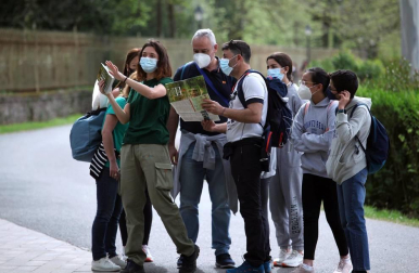 Los amantes de la naturaleza aprovecharon este Jueves Santo, 1 de abril, para visitar el Señorío de Bertiz donde se reanudaron los senderos cerrados antes por las medidas contra el coronavirus.