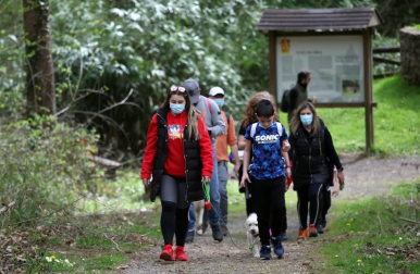 Los amantes de la naturaleza aprovecharon este Jueves Santo, 1 de abril, para visitar el Señorío de Bertiz donde se reanudaron los senderos cerrados antes por las medidas contra el coronavirus.