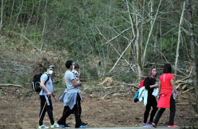 Los amantes de la naturaleza aprovecharon este Jueves Santo, 1 de abril, para visitar el Señorío de Bertiz donde se reanudaron los senderos cerrados antes por las medidas contra el coronavirus.