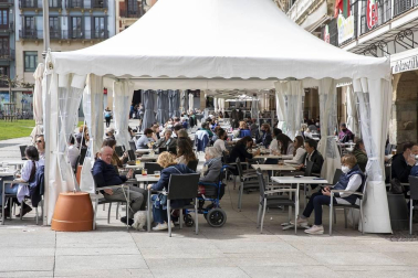 Las nuevas terrazas junto a la plaza de toros y las de la Plaza del Castillo se llenaron con motivo de la jornada festiva.