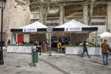 Las nuevas terrazas junto a la plaza de toros y las de la Plaza del Castillo se llenaron con motivo de la jornada festiva.