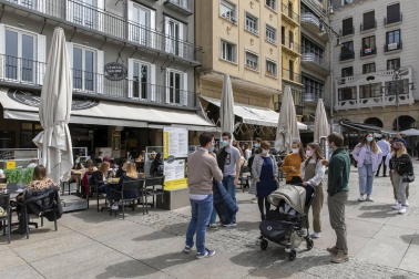 Las nuevas terrazas junto a la plaza de toros y las de la Plaza del Castillo se llenaron con motivo de la jornada festiva.