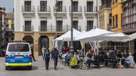 Las nuevas terrazas junto a la plaza de toros y las de la Plaza del Castillo se llenaron con motivo de la jornada festiva.