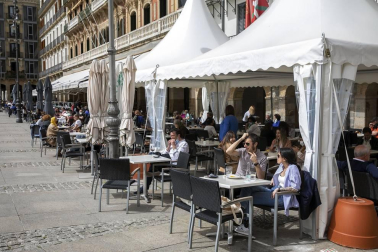 Las nuevas terrazas junto a la plaza de toros y las de la Plaza del Castillo se llenaron con motivo de la jornada festiva.