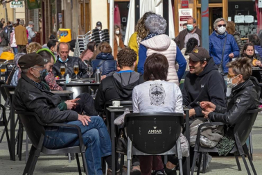 Las nuevas terrazas junto a la plaza de toros y las de la Plaza del Castillo se llenaron con motivo de la jornada festiva.