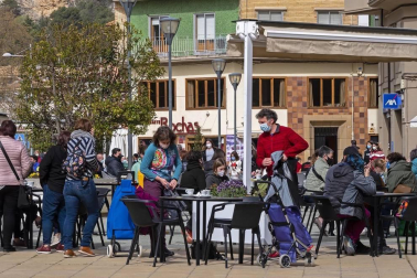 Las nuevas terrazas junto a la plaza de toros y las de la Plaza del Castillo se llenaron con motivo de la jornada festiva.