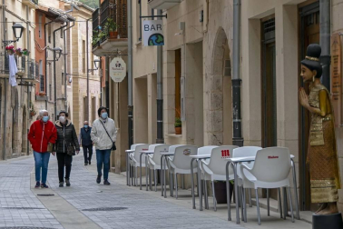 Las nuevas terrazas junto a la plaza de toros y las de la Plaza del Castillo se llenaron con motivo de la jornada festiva.