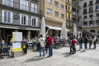 Las nuevas terrazas junto a la plaza de Toros y las de la Plaza del Castillo se llenaron con motivo de la jornada festiva.