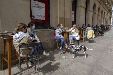 Las nuevas terrazas junto a la plaza de Toros y las de la Plaza del Castillo se llenaron con motivo de la jornada festiva.