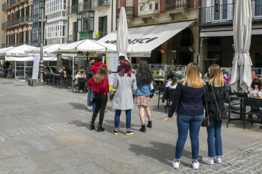 Las nuevas terrazas junto a la plaza de Toros y las de la Plaza del Castillo se llenaron con motivo de la jornada festiva.