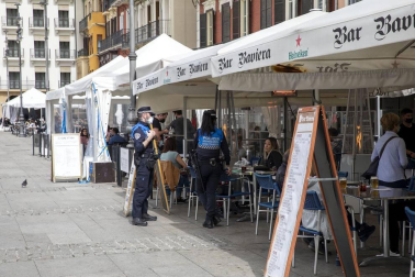 Las nuevas terrazas junto a la plaza de Toros y las de la Plaza del Castillo se llenaron con motivo de la jornada festiva.