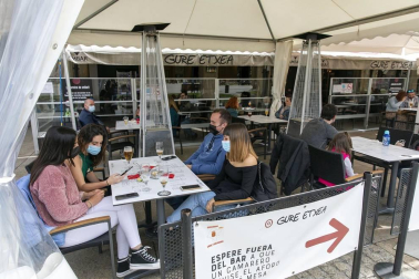 Las nuevas terrazas junto a la plaza de Toros y las de la Plaza del Castillo se llenaron con motivo de la jornada festiva.