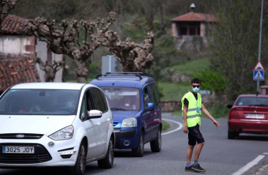 La organización ha realizado controles a los accesos a la cascada en Erratzu por la gran afluencia de visitantes.