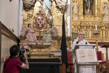 En tiempo de pandemia, en un ambiente recogido en la iglesia de San Agustín, en el Casco Antiguo, se renovó este jueves el Voto de las Cinco Llagas, el agradecimiento municipal por haber librado a la ciudad de la peste, en 1599, “cuando los pamploneses descubrieron lo frágiles y vulnerables que eran”.