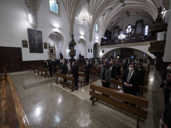 En tiempo de pandemia, en un ambiente recogido en la iglesia de San Agustín, en el Casco Antiguo, se renovó este jueves el Voto de las Cinco Llagas, el agradecimiento municipal por haber librado a la ciudad de la peste, en 1599, “cuando los pamploneses descubrieron lo frágiles y vulnerables que eran”.