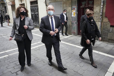 En tiempo de pandemia, en un ambiente recogido en la iglesia de San Agustín, en el Casco Antiguo, se renovó este jueves el Voto de las Cinco Llagas, el agradecimiento municipal por haber librado a la ciudad de la peste, en 1599, “cuando los pamploneses descubrieron lo frágiles y vulnerables que eran”.