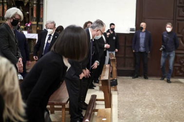 En tiempo de pandemia, en un ambiente recogido en la iglesia de San Agustín, en el Casco Antiguo, se renovó este jueves el Voto de las Cinco Llagas, el agradecimiento municipal por haber librado a la ciudad de la peste, en 1599, “cuando los pamploneses descubrieron lo frágiles y vulnerables que eran”.