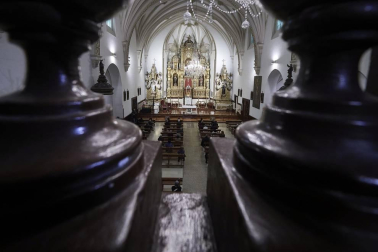 En tiempo de pandemia, en un ambiente recogido en la iglesia de San Agustín, en el Casco Antiguo, se renovó este jueves el Voto de las Cinco Llagas, el agradecimiento municipal por haber librado a la ciudad de la peste, en 1599, “cuando los pamploneses descubrieron lo frágiles y vulnerables que eran”.
