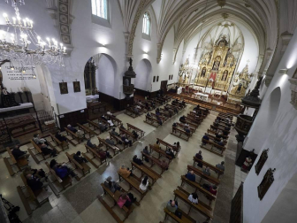 En tiempo de pandemia, en un ambiente recogido en la iglesia de San Agustín, en el Casco Antiguo, se renovó este jueves el Voto de las Cinco Llagas, el agradecimiento municipal por haber librado a la ciudad de la peste, en 1599, “cuando los pamploneses descubrieron lo frágiles y vulnerables que eran”.