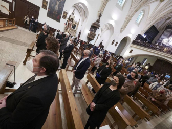 En tiempo de pandemia, en un ambiente recogido en la iglesia de San Agustín, en el Casco Antiguo, se renovó este jueves el Voto de las Cinco Llagas, el agradecimiento municipal por haber librado a la ciudad de la peste, en 1599, “cuando los pamploneses descubrieron lo frágiles y vulnerables que eran”.
