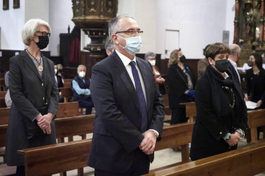 En tiempo de pandemia, en un ambiente recogido en la iglesia de San Agustín, en el Casco Antiguo, se renovó este jueves el Voto de las Cinco Llagas, el agradecimiento municipal por haber librado a la ciudad de la peste, en 1599, “cuando los pamploneses descubrieron lo frágiles y vulnerables que eran”.