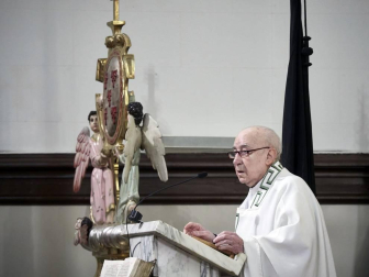 En tiempo de pandemia, en un ambiente recogido en la iglesia de San Agustín, en el Casco Antiguo, se renovó este jueves el Voto de las Cinco Llagas, el agradecimiento municipal por haber librado a la ciudad de la peste, en 1599, “cuando los pamploneses descubrieron lo frágiles y vulnerables que eran”.