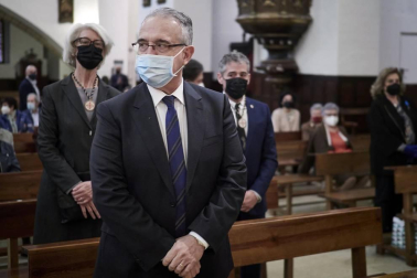En tiempo de pandemia, en un ambiente recogido en la iglesia de San Agustín, en el Casco Antiguo, se renovó este jueves el Voto de las Cinco Llagas, el agradecimiento municipal por haber librado a la ciudad de la peste, en 1599, “cuando los pamploneses descubrieron lo frágiles y vulnerables que eran”.