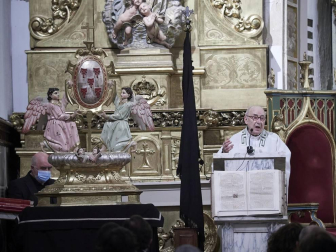 En tiempo de pandemia, en un ambiente recogido en la iglesia de San Agustín, en el Casco Antiguo, se renovó este jueves el Voto de las Cinco Llagas, el agradecimiento municipal por haber librado a la ciudad de la peste, en 1599, “cuando los pamploneses descubrieron lo frágiles y vulnerables que eran”.