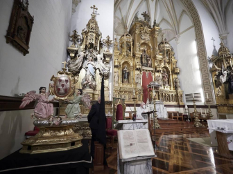 En tiempo de pandemia, en un ambiente recogido en la iglesia de San Agustín, en el Casco Antiguo, se renovó este jueves el Voto de las Cinco Llagas, el agradecimiento municipal por haber librado a la ciudad de la peste, en 1599, “cuando los pamploneses descubrieron lo frágiles y vulnerables que eran”.