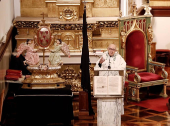 En tiempo de pandemia, en un ambiente recogido en la iglesia de San Agustín, en el Casco Antiguo, se renovó este jueves el Voto de las Cinco Llagas, el agradecimiento municipal por haber librado a la ciudad de la peste, en 1599, “cuando los pamploneses descubrieron lo frágiles y vulnerables que eran”.