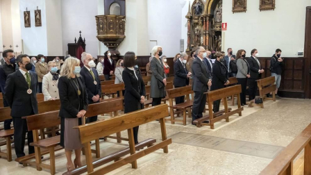 En tiempo de pandemia, en un ambiente recogido en la iglesia de San Agustín, en el Casco Antiguo, se renovó este jueves el Voto de las Cinco Llagas, el agradecimiento municipal por haber librado a la ciudad de la peste, en 1599, “cuando los pamploneses descubrieron lo frágiles y vulnerables que eran”.